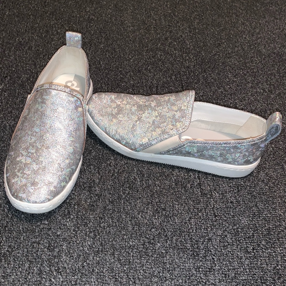DOLCE VITA SILVER METALIC SNEAKERS SIZE 6
